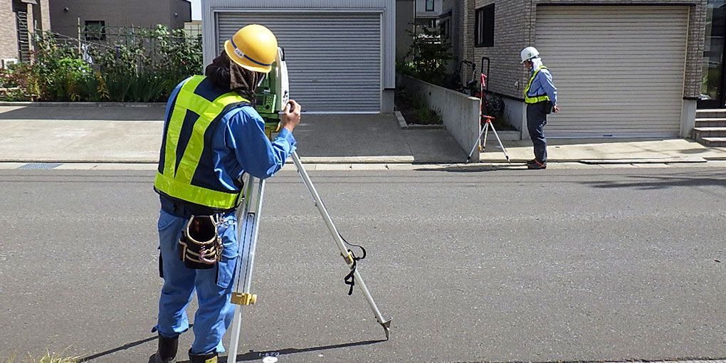測量中のスタッフ